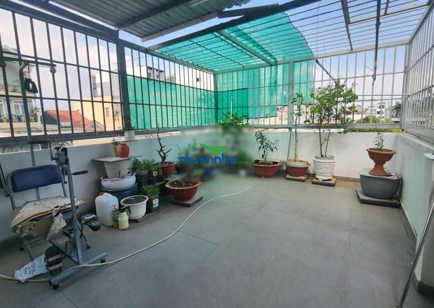 Xe tải đậu ngay nhà 3 tầng nở hậu q7 - 4