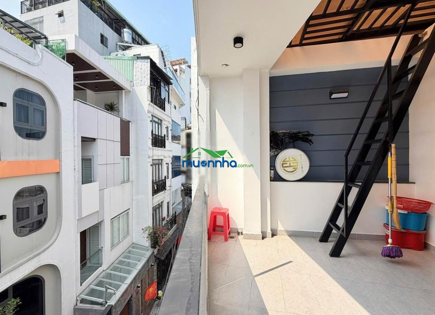 Vị trí đẹp sát phan xích long - hẻm oto - 3tầng (5.2 x 8) có sân thượng - chủ để lại hết nội thất. - 4
