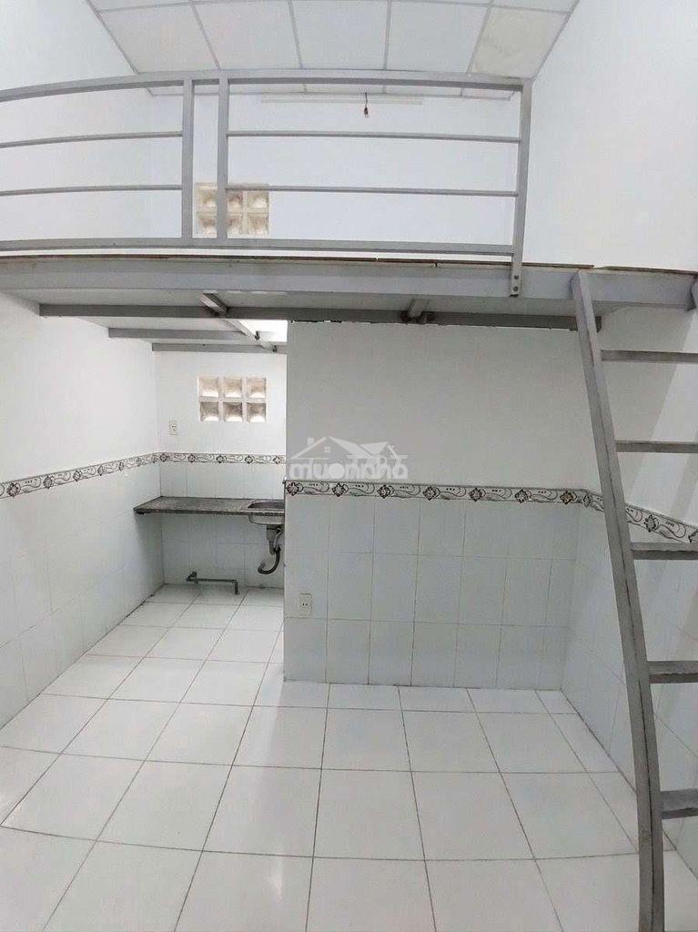 Phòng có gác cao 2m gần sát bên đh tôn đức thắng, đh rmit, đh gia định - 2
