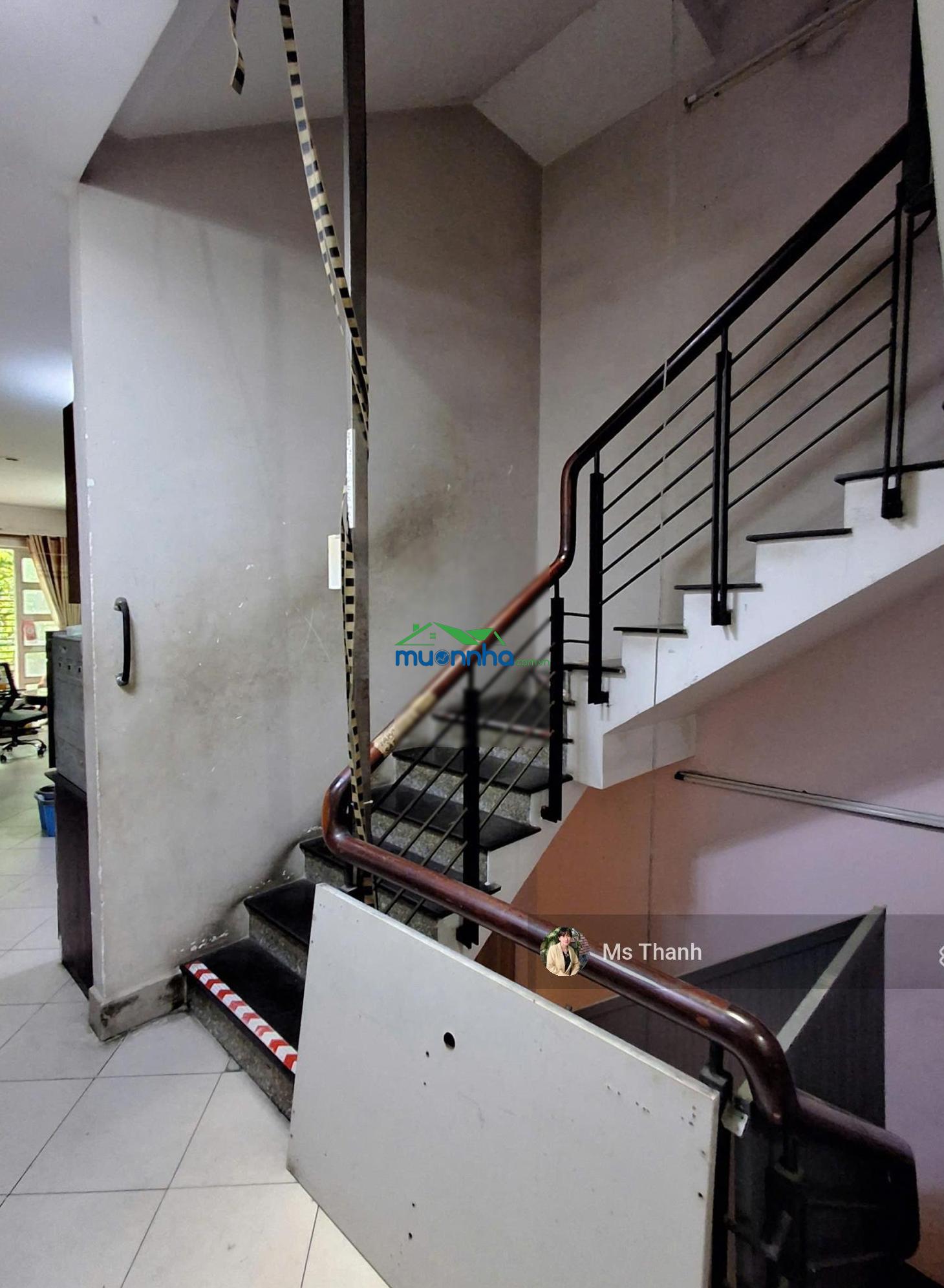 Ngang to hiếm, nh 9m x 16m, nhà nát tiện xây mới, tọa lạc phố ẩm thực phan xích long, sát quận 1 - 2
