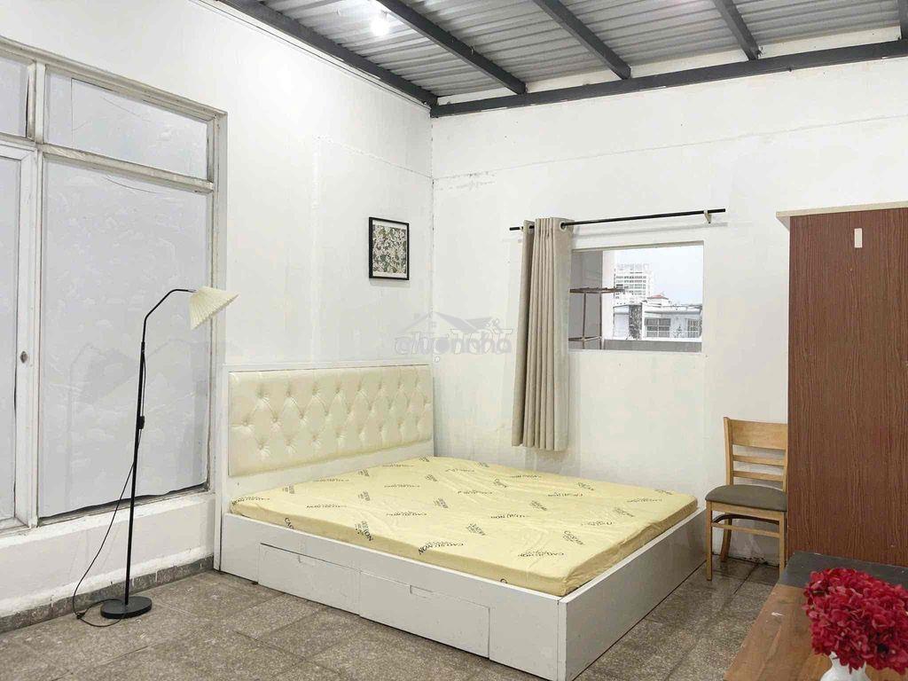 Phòng ban công ntcb không máy lạnh giá rẻ chỉ có một phòng - 2