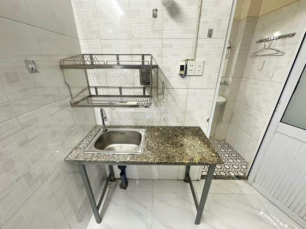 Phòng nhỏ 1 người, sẵn máy lạnh, wc riêng cách bưu chính 3p di chuyển - 4