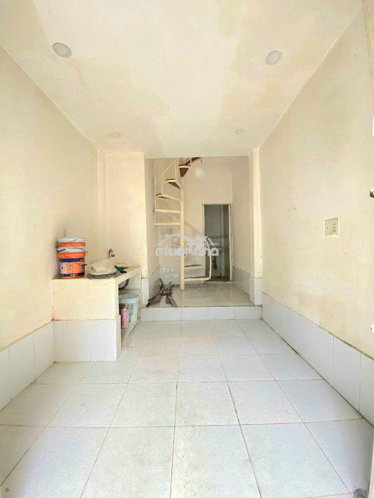 Tôn thất thuyết q4- 3 lầu đúc- 14m2- ko qh - kdc hiện hưữ