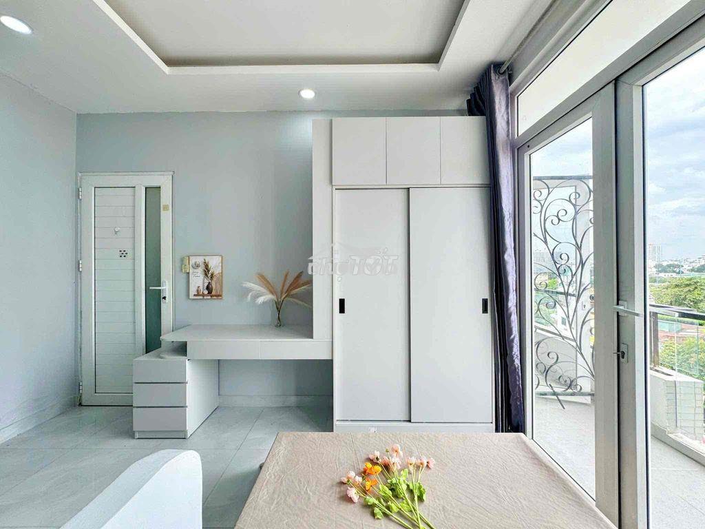 Căn hộ nằm ngay trung tâm, ban công thoáng mát, thiết kế sang trọng - 2