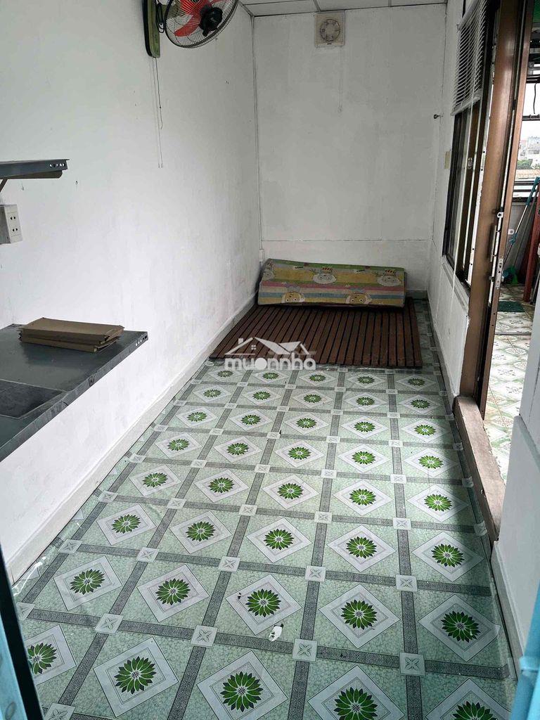 Phòng trống toilet riêng có ban công giờ giấc tự do - 3