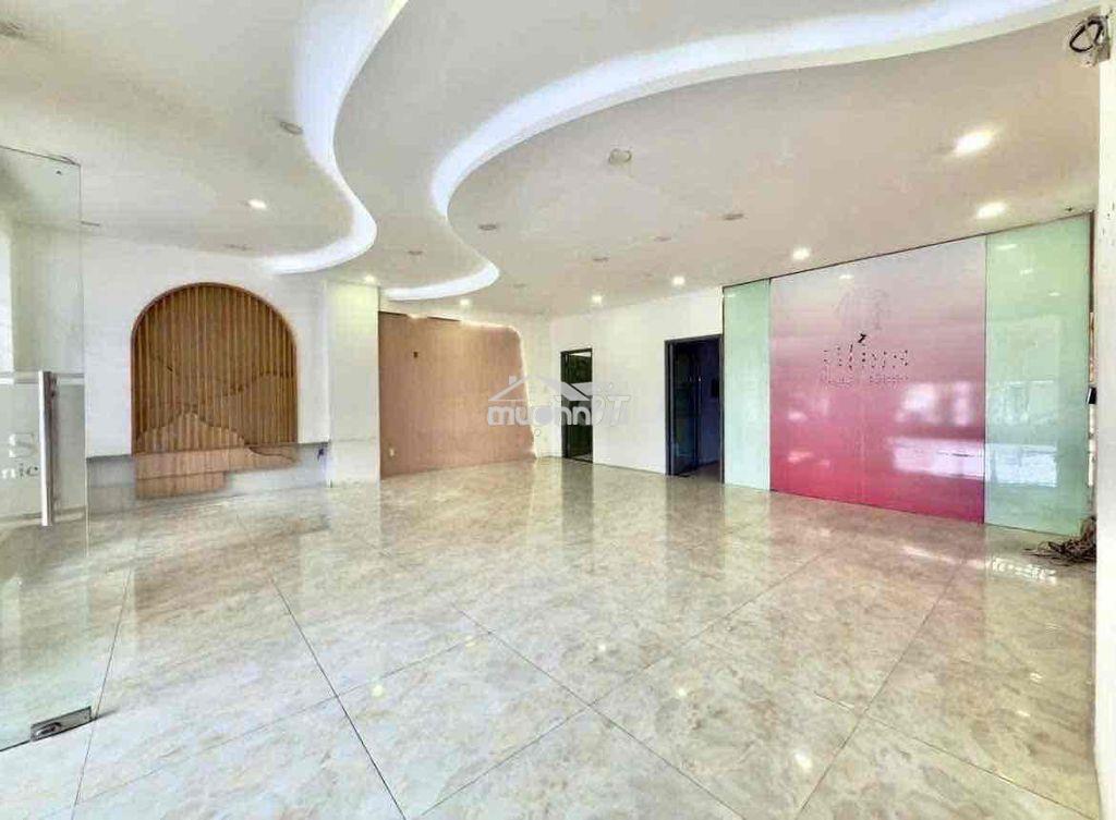 Toà nhà 1 hầm 1 trệt. 2 lầu , sân thường , 9x17m gần becamex tower - 3
