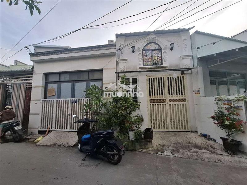 Cần bán nhà ở gần chợ lô đất, nhà bè