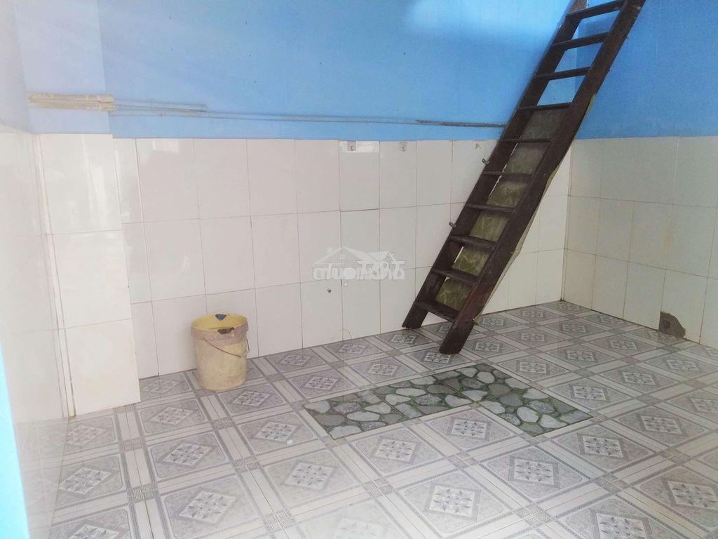 Phòng trống ngay ngã 4 bốn xã có gác thích hợp cho gia đình - 2