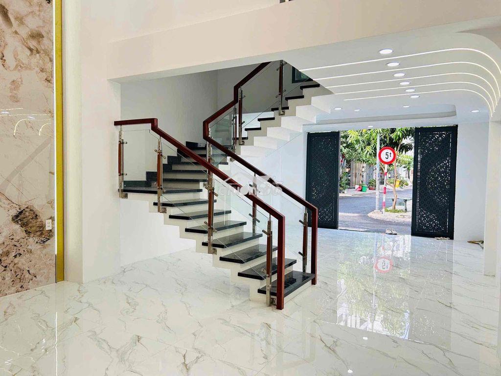 Nhà 3 tầng ngang 5 bề thế- đg 7m nhựa - giá cực hời mà lại ngay ngã tư - 4