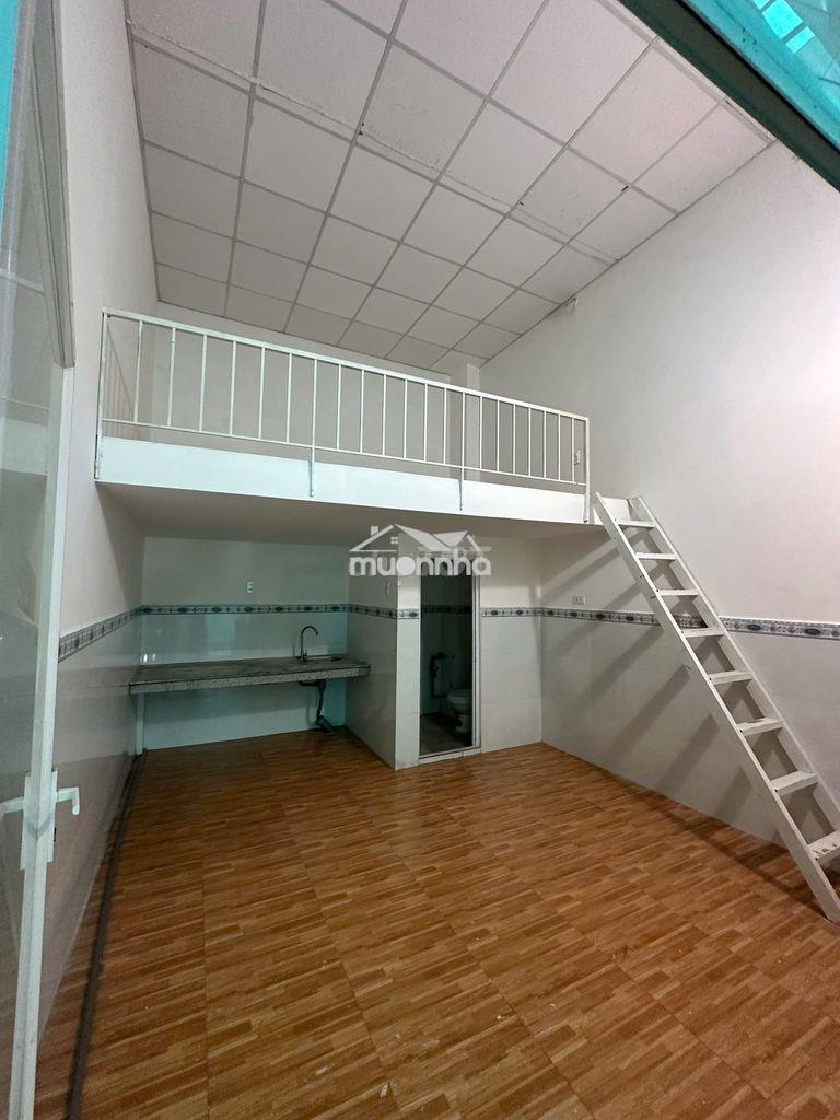 Phòng rộng sạch sẽ- mặt tiền đường lớn, kdc đông đúc