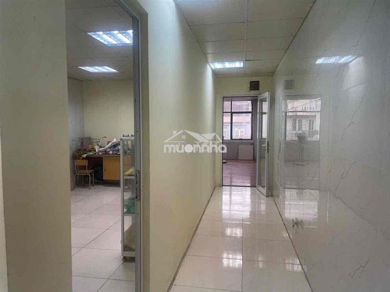 Cho thuê 3 tầng mặt phố lạc long quân có hầm gửi xe.