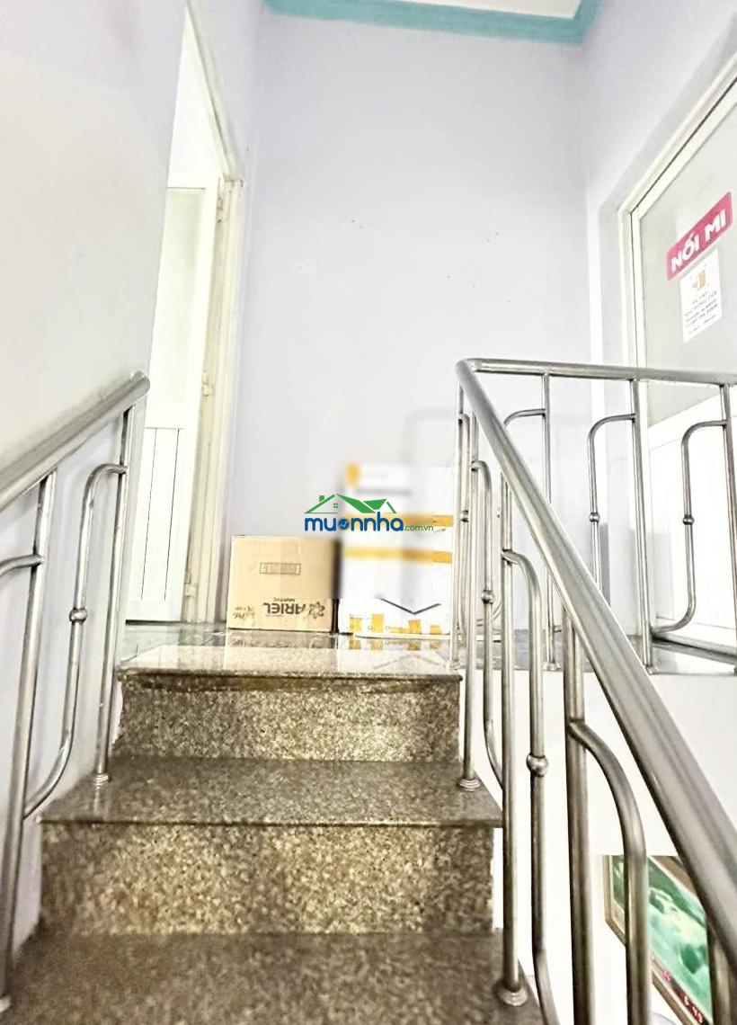 Nhà 2 tầng xe hơi tới cửa, ngay bến xe buýt hiệp thành kế chợ giãn dân. sang gò vấp chỉ vài phút. - 2