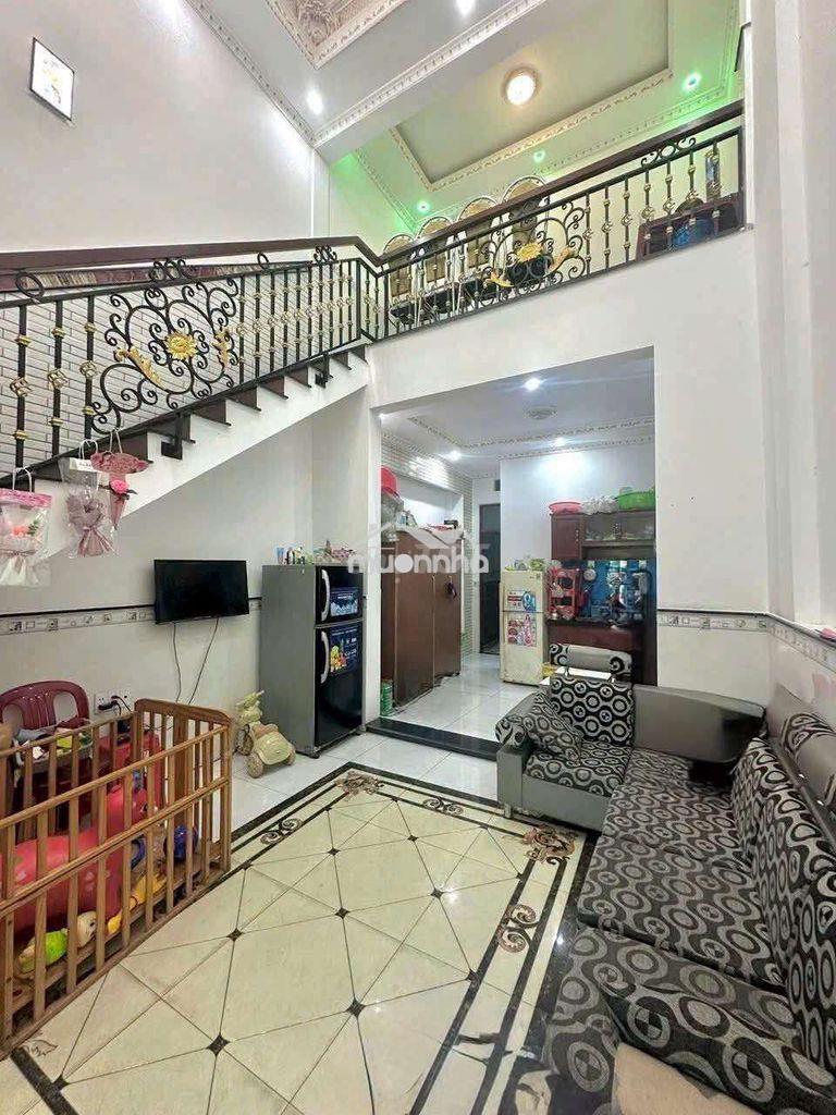 Nhà cấp 4 gác lửng mới gần đường vững việt