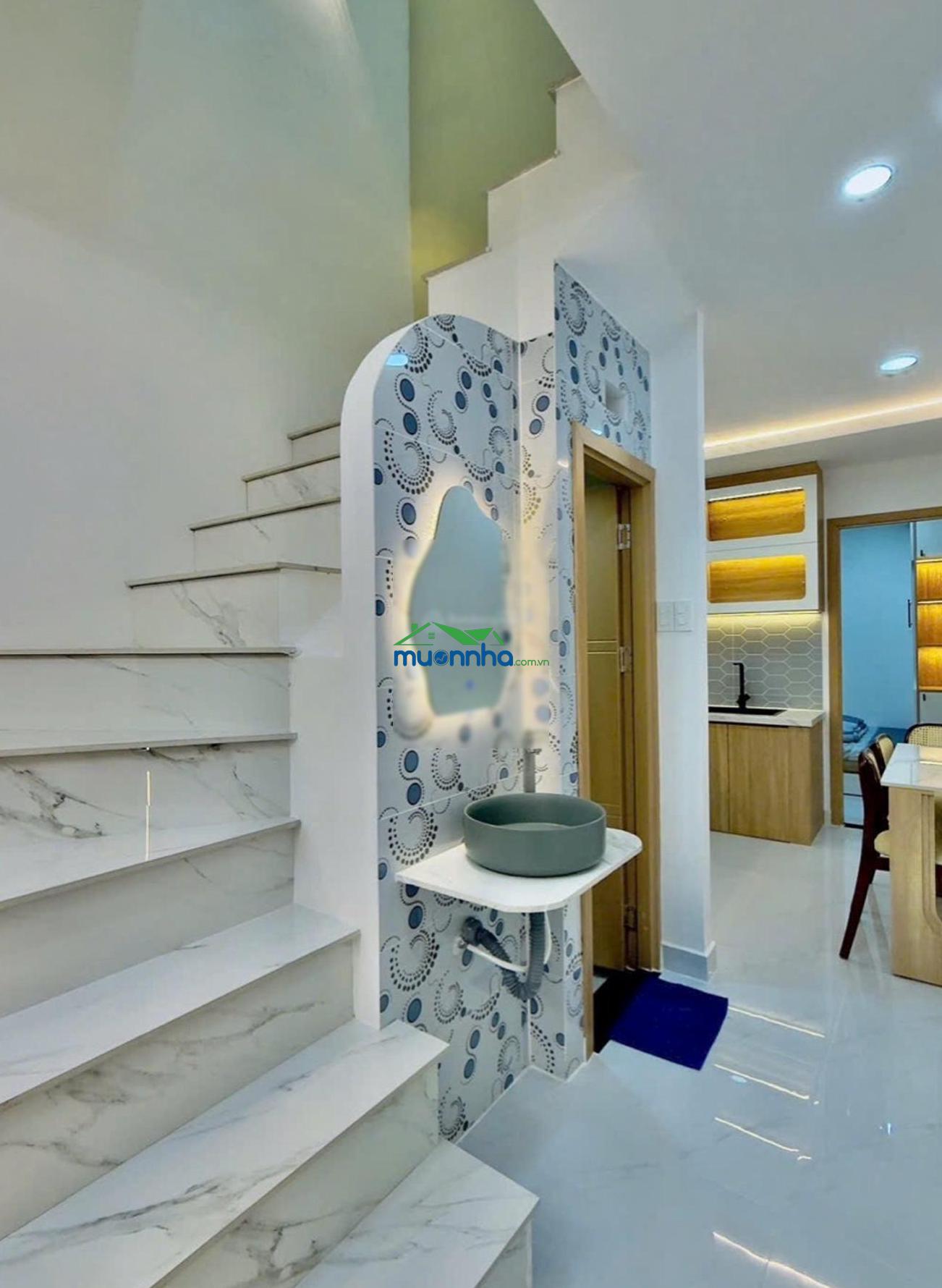 Kế bên quận 1 - có sân để xe - điện biên phủ f17 - 2 tầng đúc btct - 3pn (có pn trệt) - 2