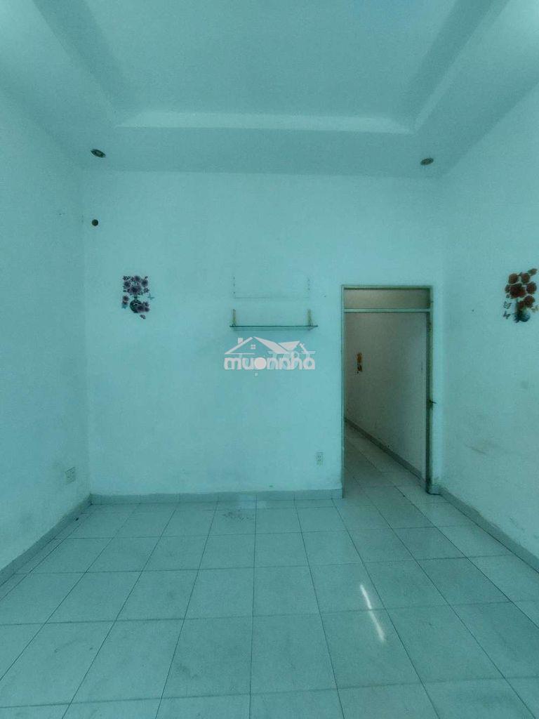 Cho thuê nhà đường phạm hùng c4. dt.4m×18m } nhà trệt 2 phòng 2 toilet