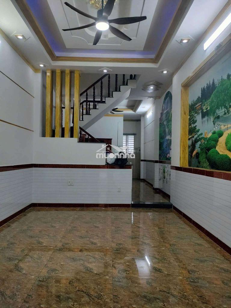 Nhà lầu gần ngã tư chiêu liêu