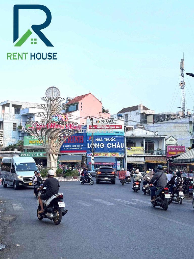 Cho thuê nhà ngay vòng xoay lái thiêu cách mạng tháng 8 - 2