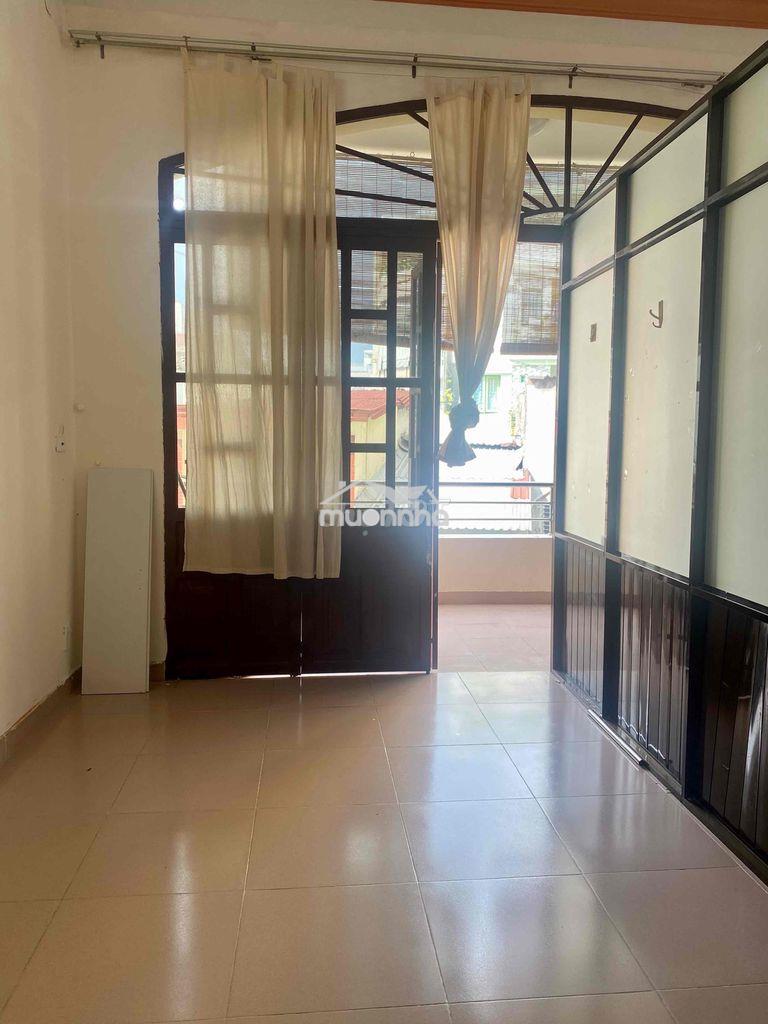 Cho nữ thuê phòng ban công thoáng mát