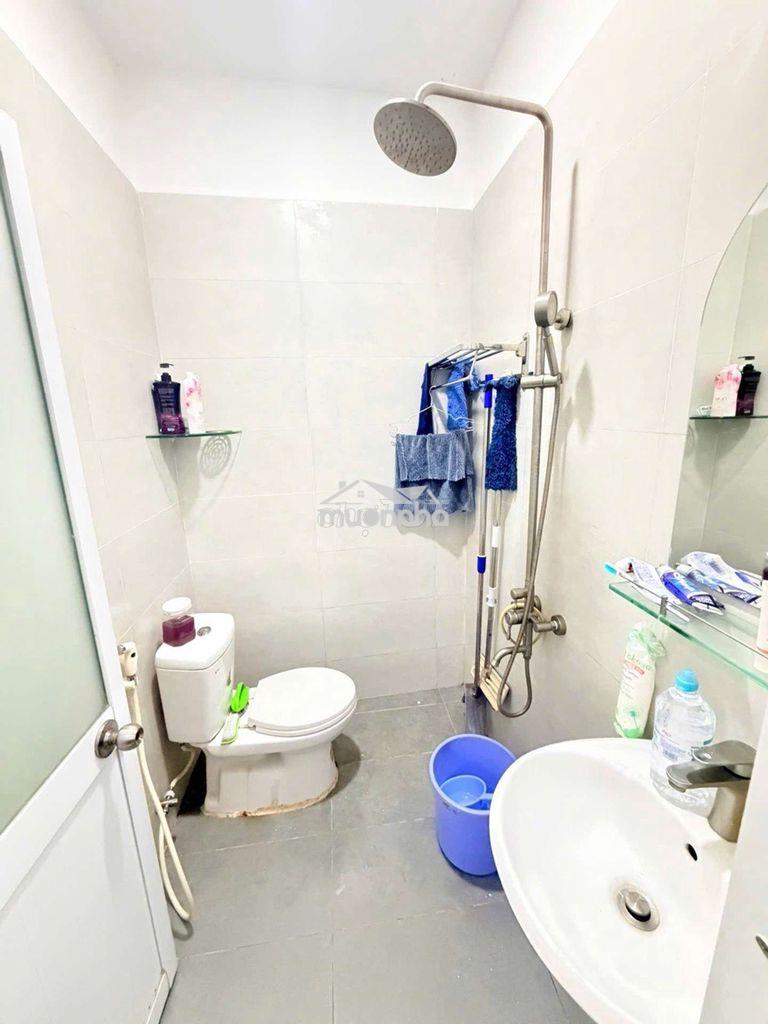 Bán nhà lạc long quân - 4.5m x 10m - sát mặt tiền - 2 tầng - chỉ 4.x - 4