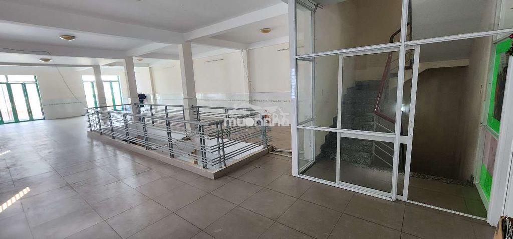 Cho thuê mặt bằng tầng 1, dt 8m x 30m. bãi xe rộng rãi - 3