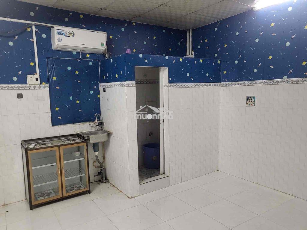 24/8 em còn 1 phong trống như còn 1 phòng. 4x5m có tolet riêng. giờ gi - 2