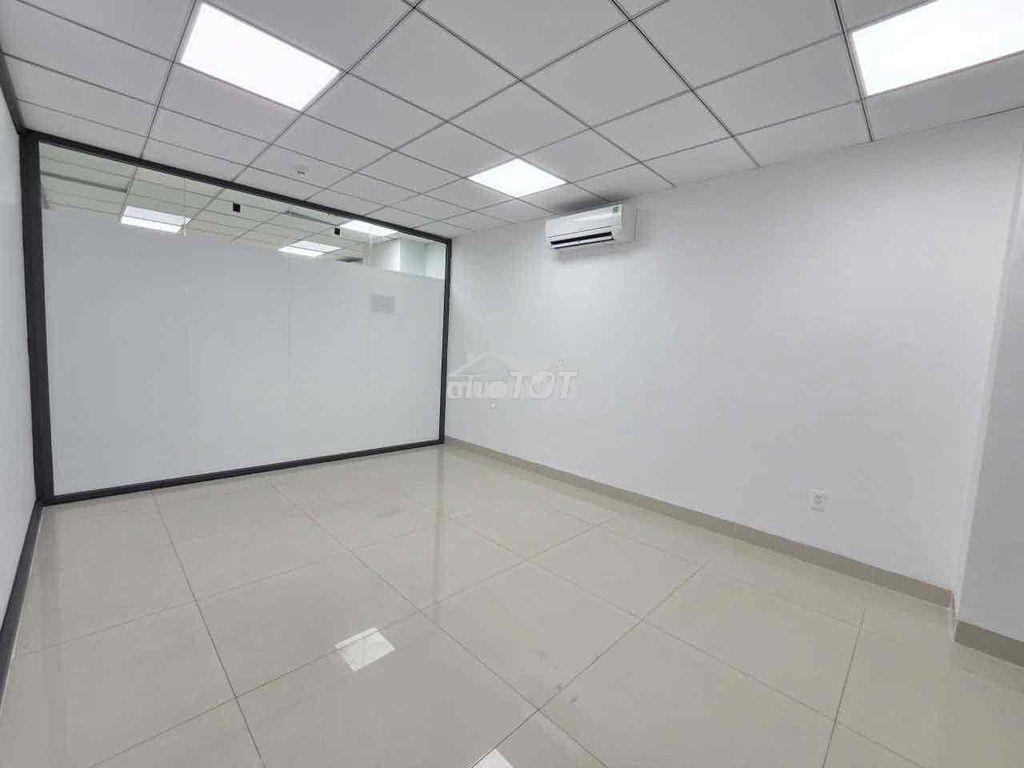 Văn phòng tầng 3 7x15m sàn có sẵn vách kính ngăn 2 phòng giá 14 triệu - 3