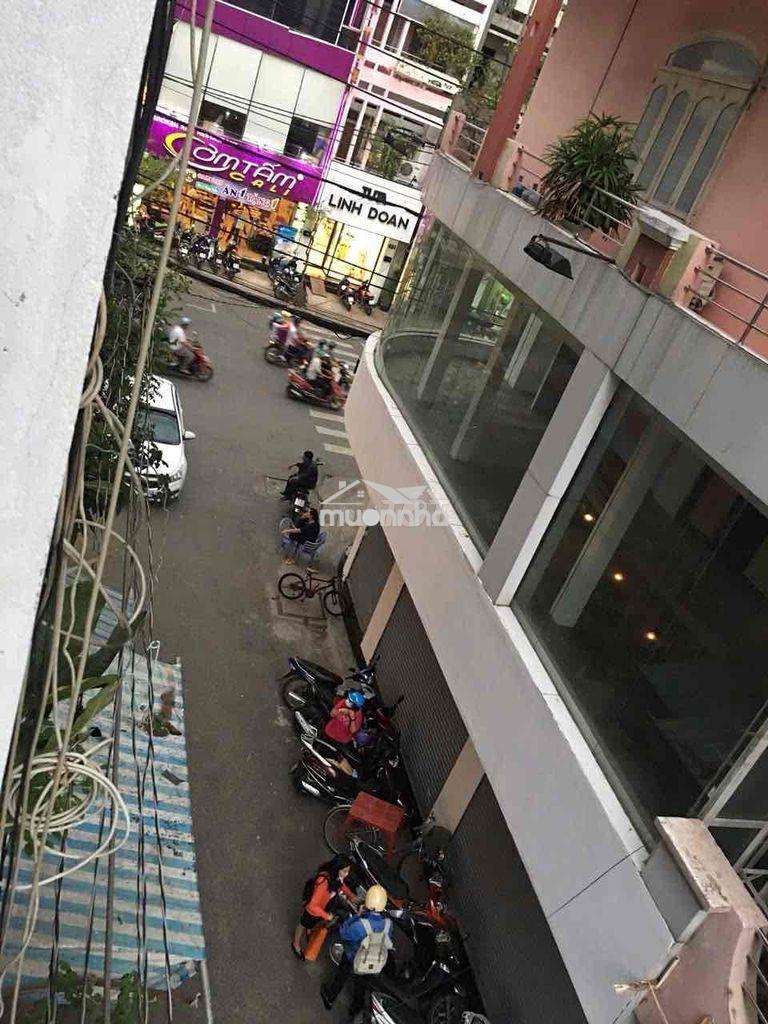 Cho thuê phòng 20 m2 có gác trung tâm quận 3 phường 5 tầng 2 có bancon