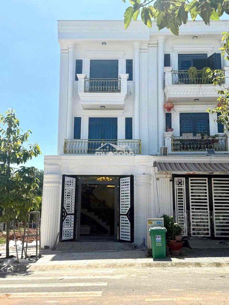 Nhà 1 trệt 2 lầu uyên hưng, tân uyên,kế kcn nam tân uyên,có nội thất