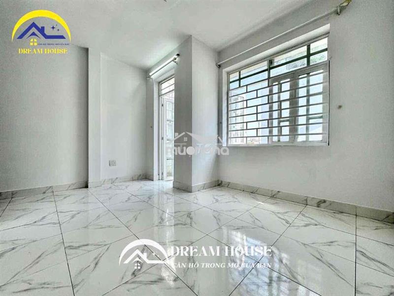 Phòng ban công siêu thoáng gần ngã tư bốn xã