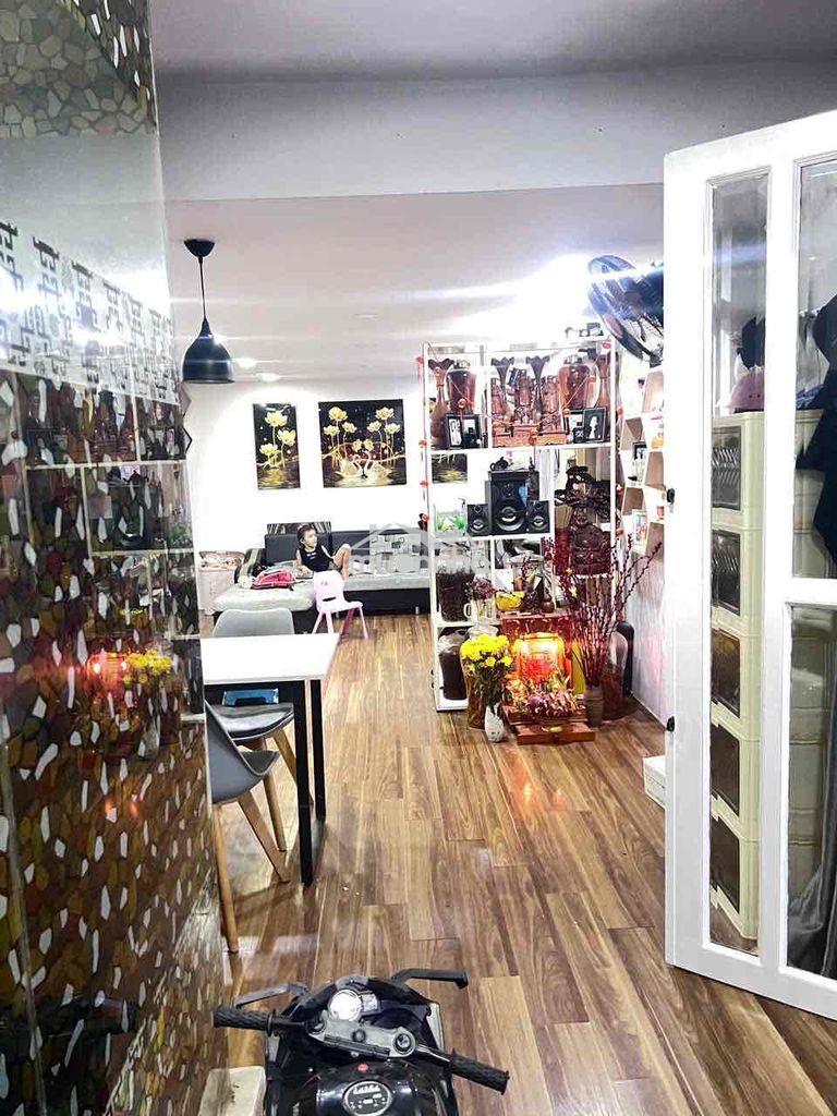 Chung cư có sổ hồng riêng lâu dài. có 2 phòng ngủ - 3