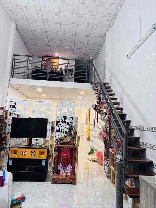 Nhà ngay chung cư picity. trệt lửng 4pn 2wc ( sân xe hơi )