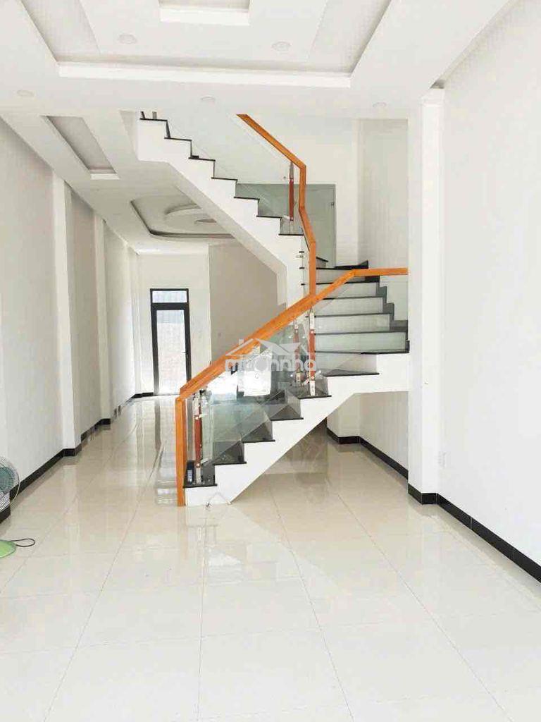 Nhà 2 lầu 1 trệt gần ngã tư bình chuẩn,4p ngủ có 2 máy lạnh,đường 7m - 2