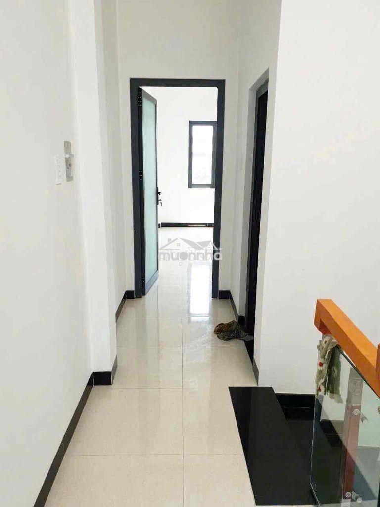Nhà 2 lầu 1 trệt gần ngã tư bình chuẩn,4p ngủ có 2 máy lạnh,đường 7m - 3