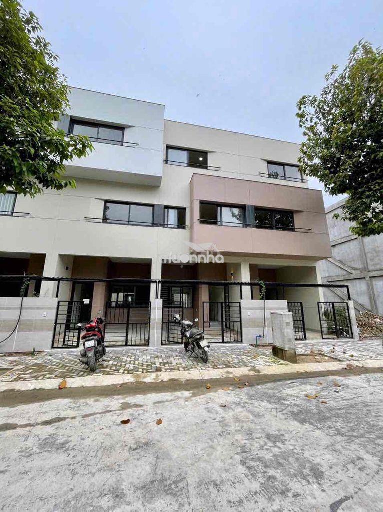 Nhà 2 lầu 1 trệt gần ngã tư bình chuẩn,có nội thất,sân xe hơi