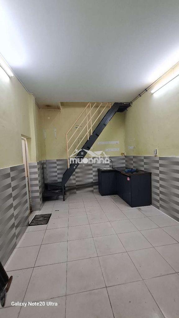 Nguyên căn hẻm đoàn văn bơ 2 lầu 6tr quận 4. - 2