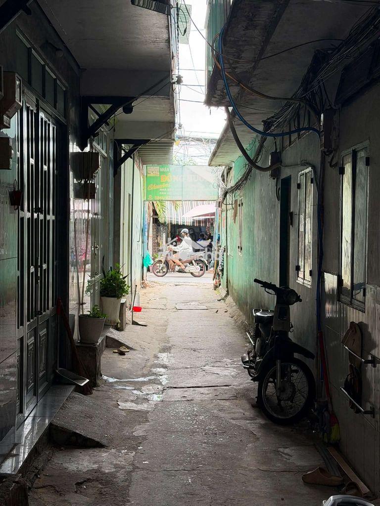 Nhà chính chủ cần bán . sát hẻm xe hơi