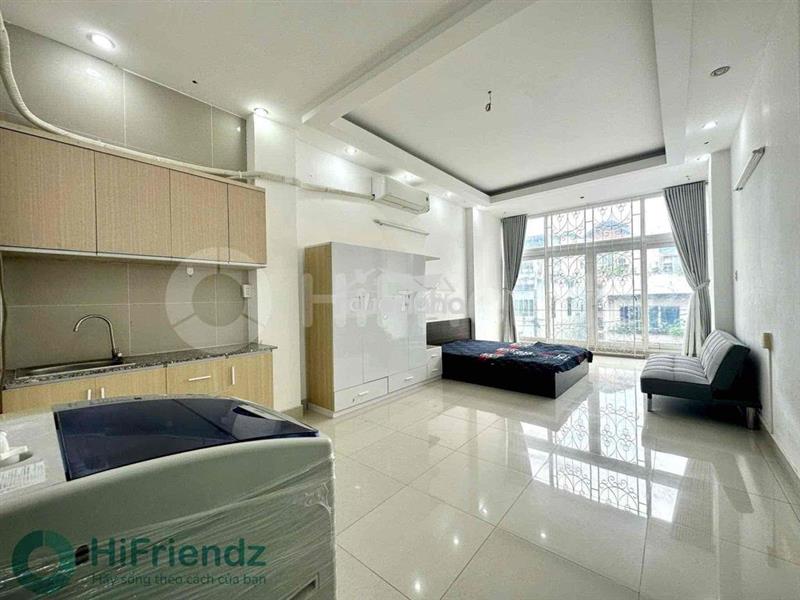 Phòng ban công 45m2 mặt tiền q5 gần ueh, sgu, đhsp - thang máy