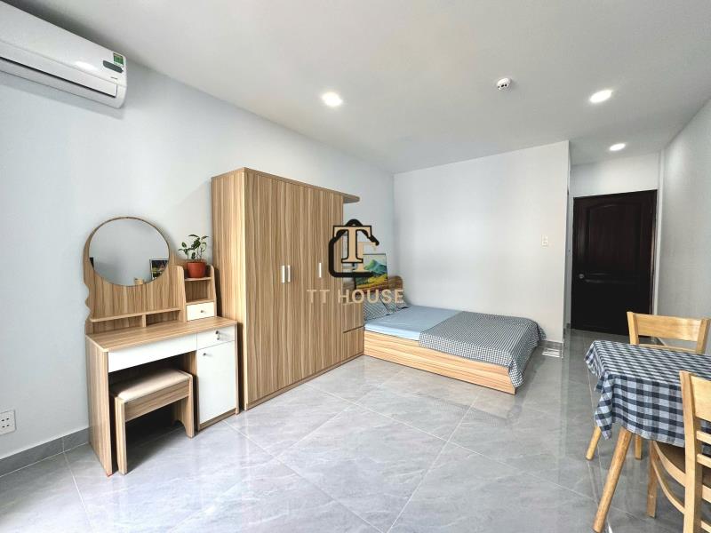 Studio ban công thoáng - nội thất setup sẵn như hình chỉ vào ở - máy giặt riêng - hầm xe thang máy - ngay học viện cán bộ - gần các trường dh, tttm, bệnh viện, siêu thị