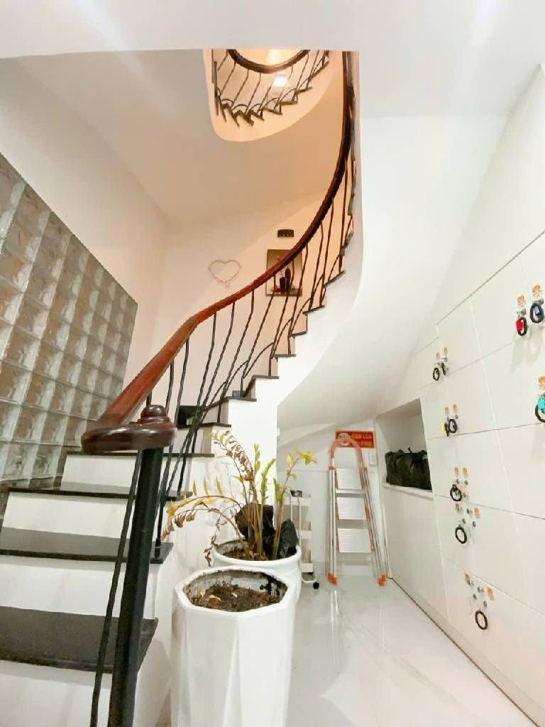 Ngay bviện hùng vương - trung tâm q.10 - lý thường kiệt – dt: 64m2 – 6 tầng– 32 tỷ 5 - 4