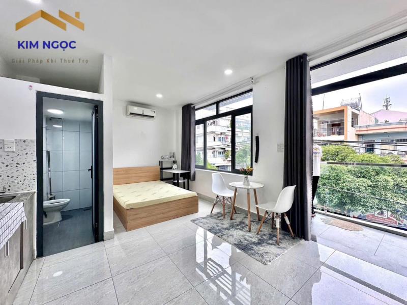 Phòng ban công đầy đủ nội thất mới xây ngay vườn lài - gần đại học văn hiến