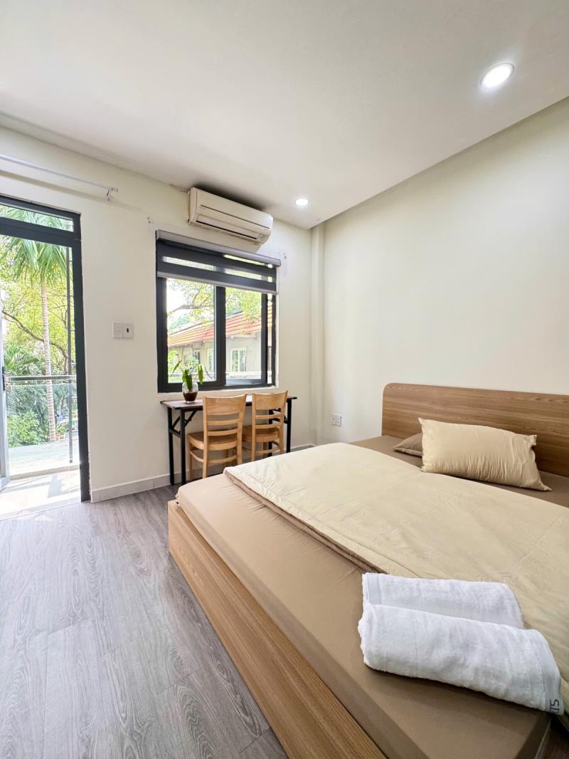 Cho thuê 1pn ban công 40m2 có máy giặt riêng - ngay vòng xoay dân chủ - ga sài gòn - công viên tao đàn - 3
