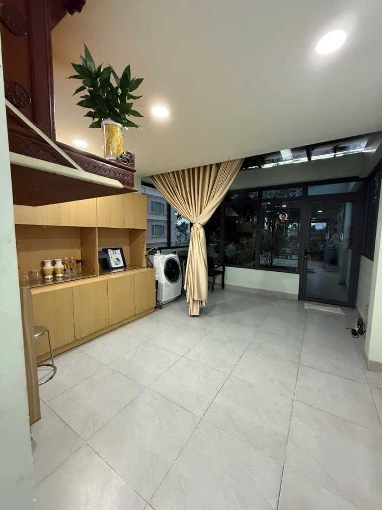 Đối diện tượng đài giọt nước - 7 tầng - hùng vương – q. 5 - dt: 4.2*38m- 76 tỷ - 3