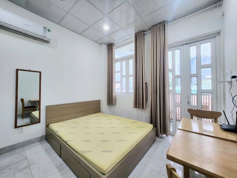 Cho thuê studio ban công có thang máy - hầm xe - bảo vệ 24/24 - mặt tiền đường - gần công viên lê văn tám - đại học ueh.isb