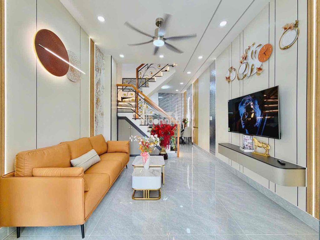 Chị gái cần bán căn nhà có sân để xe máy, hẻm thông quang trung, gv - 3