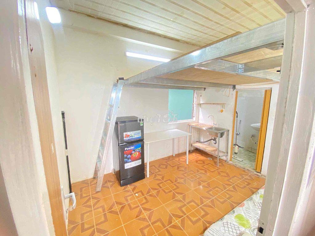 Căn nhà 4 người ở gác rộng trần cao cửa sổ thoáng bếp lớn - 3