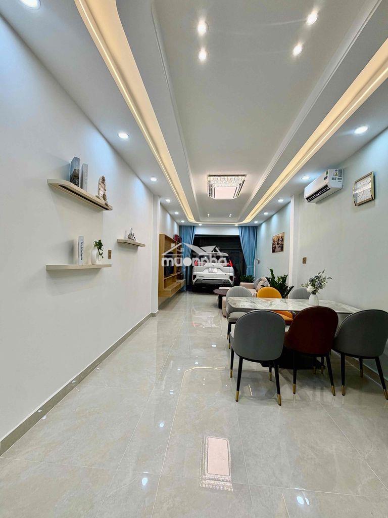 Xe hơi ngủ trong nhà, gần ngã 3 hvh và ng.kiệm. đc: 694/33/10 nguyễn k - 3