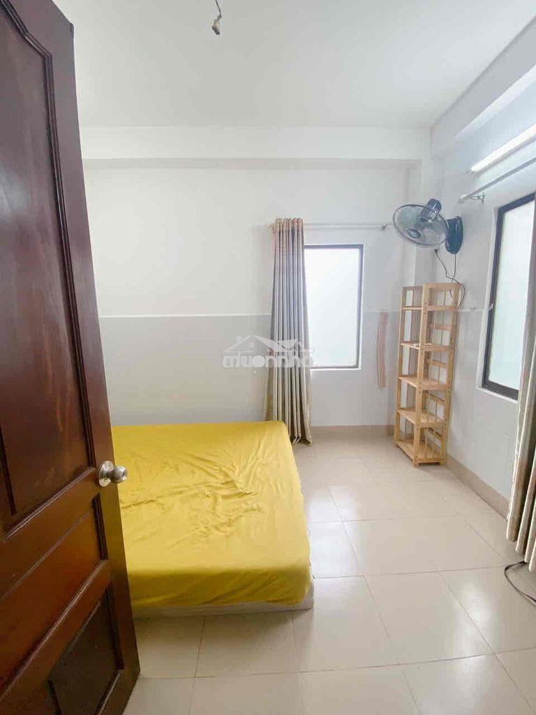 Phòng cửa sổ trời giá rẻ - 4
