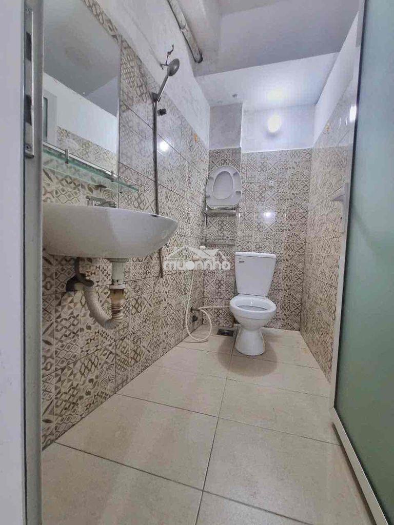 Phòng trọ ngay trường học công thương ,gác cao,có máy lanh+ giếng troi - Ảnh 4