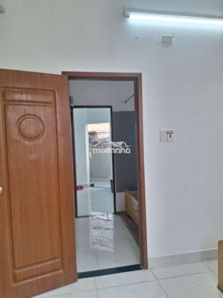 Căn lầu 2 đầy đủ nội thấc có cửa sổ và ban công - 2