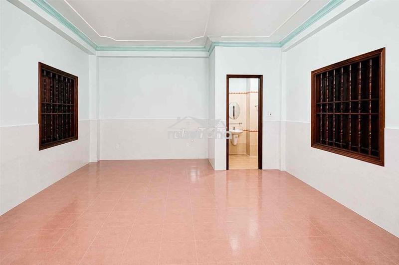 Phòng cao cấp, rộng rãi, cửa gỗ